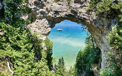 You Won T Believe This Gorgeous Island Is Just Off The Coast Of Michigan Mackinac Island