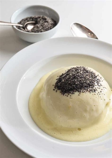 Im moment habe ich täglich unheimliche lust auf was süßes. Gedämpfte Germknödel mit Vanillesauce und Mohnzucker ...