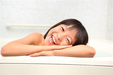お風呂に入る女の子 写真素材 5098409 フォトライブラリー photolibrary
