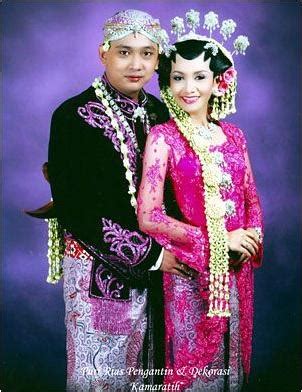 Dalam proses makeup dr ika brebes makeup paes dan sanggul oleh ibu hj ratna najwa hidayati (ig: Contoh Foto dan Baju pengantin Adat Jawa | Album Wedding