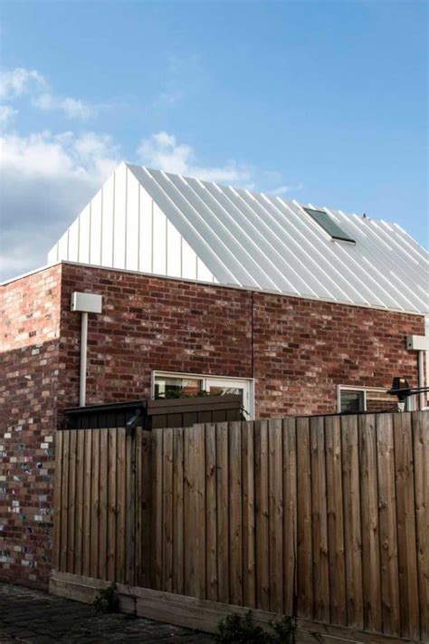 Cladding options in include stone, masonry, batten, bevel, plank, shingle, log, dovetail log, half log, corrugated metal, more. Gable House features Standing Seam cladding by | Gable ...