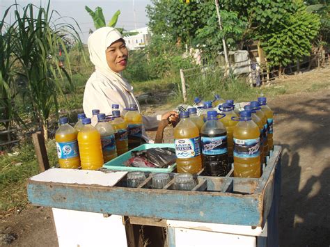 Jamu dibuat dari tanaman herbal tanpa bahan kimia. JAMU GODOG KENDHIL KENCANA: Tokoh Pengusaha Jamu Indonesia