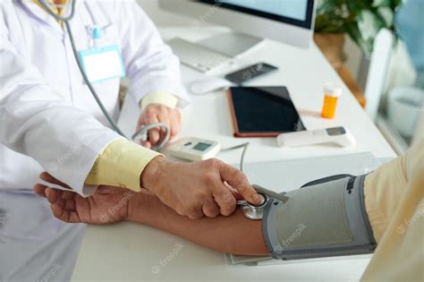 Médico Medindo A Pressão Arterial Do Paciente Com Tonômetro Durante O