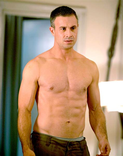 Freddie Prinze Jr Makes A Shirtless Comeback To Tv And Hes Got A Six