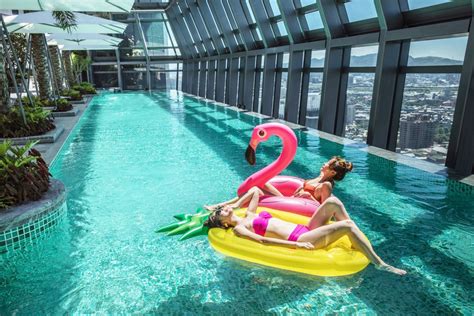 Featuring garden views, 清迈私人泳池别墅 provides accommodation with an outdoor swimming pool and a balcony, around 4 km from chiang mai night bazaar. 露天游泳池-板橋凱撒大飯店│台北國際觀光飯店