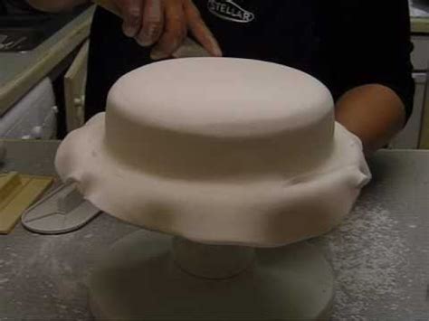 La pasta di zucchero può essere infatti usata anche per realizzare fiori, personaggi e altri elementi di decoro. Come coprire una torta con la pasta di zucchero or mmf ...