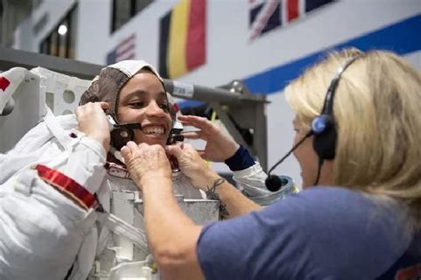 Kapsul Dragon Spacex Tiba Di Iss Dengan Astronot Wanita Kulit Hitam