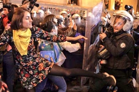 Turkish police use tear gas to break up Women s Day march in İstanbul