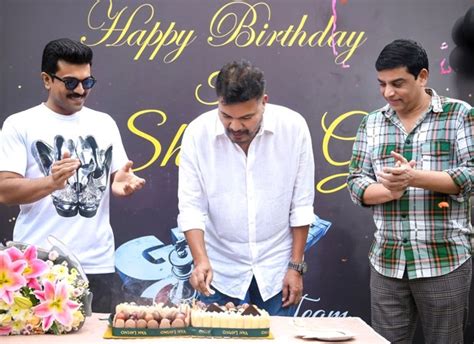 Game Changer Ram Charan Celebrates S Shankars Birthday On The Sets Of