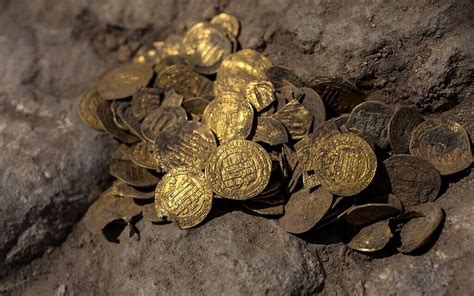 Pure Gold Teens Find 425 Islamic Coins From 1100 Years Ago At Israel