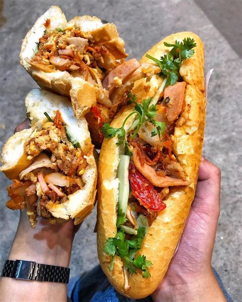 It may also be spelled bánh mỳ in northern vietnam. "Bánh mỳ dân tổ" xếp hàng đông nghẹt 3h sáng ở Hà Nội ...
