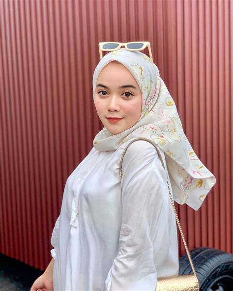 Girl Hijab Di 2021 Hijab Chic Gaya Hijab Wanita Cantik