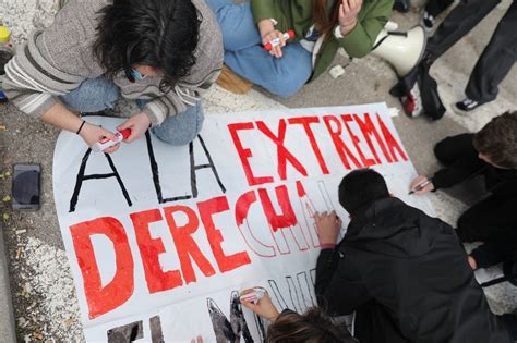 Ultraderecha El Movimiento Estudiantil Protesta A Las Puertas De La Universidad Complutense
