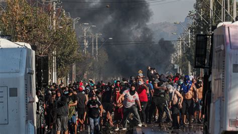 Cerca del mediodía de hoy, los 709 mil residentes de santiago y estación central deberían recibir una esperada noticia: Santiago de Chile es escenario de nuevas protestas durante ...