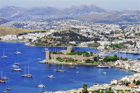 Bodrum is world renowned as a paradise for tourists featuring charming neighbourhoods, various ancient sites for sightseeing, exquisite bays, turquoise sea, mild mediterranean climate, modern transportation, and vibrant night life. Ihr Last Minute Urlaub in Bodrum - Travelscout24