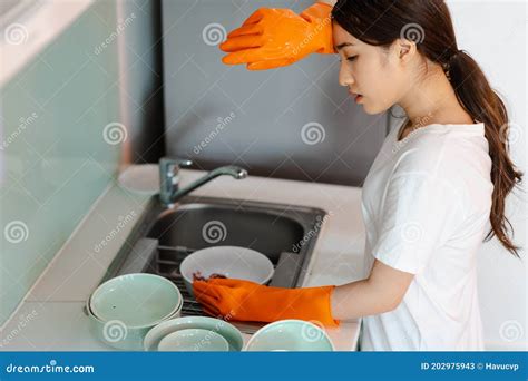 The Asian Woman Is Washing Dishes In A Tired Mood Stock Image Image Of People Dishes 202975943