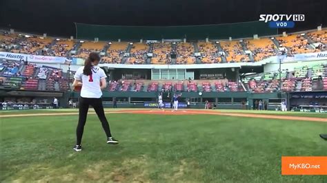 South Korean Actress Throws Incredible First Pitch At Baseball Game Youtube