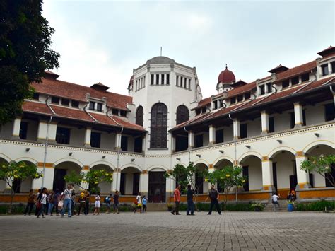 Lawang sewu merupakan objek wisata sejarah yang menyimpan misteri dan menjadi salah satu destinasi wisata terseram se asia. Pariwisata Provinsi Jawa Tengah | Destinasi Wisata ...