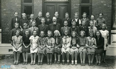 Assistens kirkegård (latin assistens = assisterende) er en kirkegård på nørrebro i københavn.den blev oprettet 6. arkiv.dk | 39.51 - Konfirmander i Varde. 1941