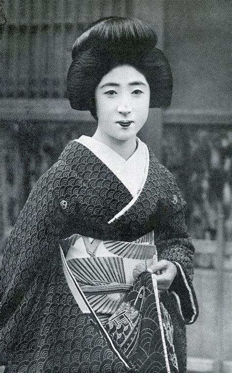 Geiko Hiroko Front 1920s Vintage Japanese Geisha Blue Ocean