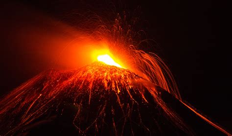 Jun 19, 2021 · l'etna non si ferma e continua il suo 2021 da record. Etna Eruzione 2021 - Spettacolare eruzione dell'Etna con ...