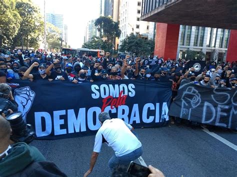 O ato terminou de forma pacífica. Manifestação na Paulista pela democracia une torcidas do ...