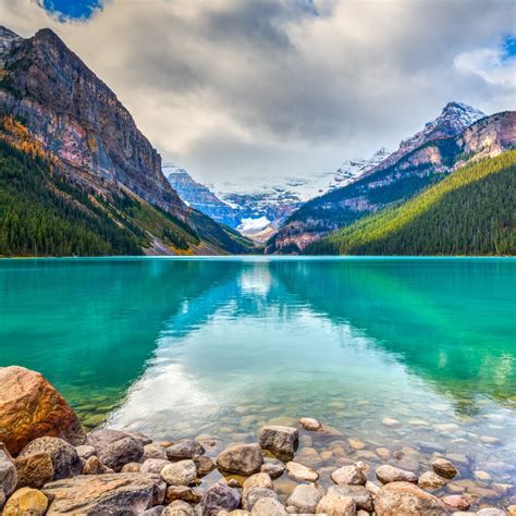 9 Reasons To Visit Canadas Gorgeous Lake Louise Travelawaits