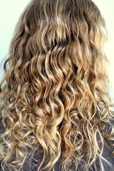 I put three spoonfuls of coconut oil into a separate cup (from the original package). Coconut Oil for Dry, Frizzy Curly Hair | Beauty ...