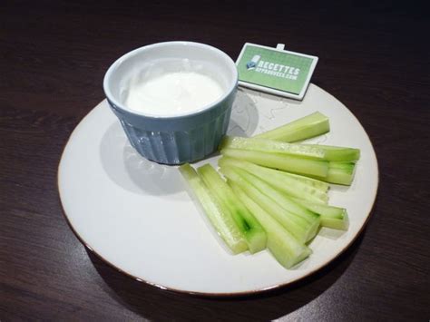 Bâtonnets de concombre sauce yaourt