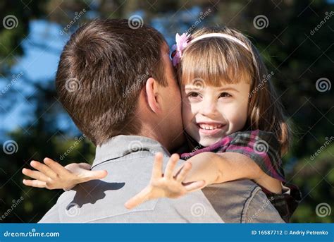 niña que abraza abrazando a su padre fotografía de archivo imagen 16587712