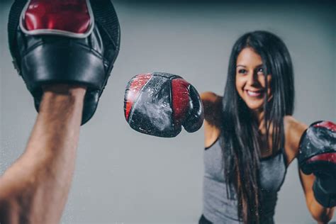 foto de entrenamiento de perforación aptitud mujer dia de la mujer gimnasio boxeo rutina