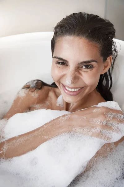 Mujer Sexy Acostada Baño Con Espuma Relajación Baño Lujo Con Fotografía De Stock © Nomadsoul1