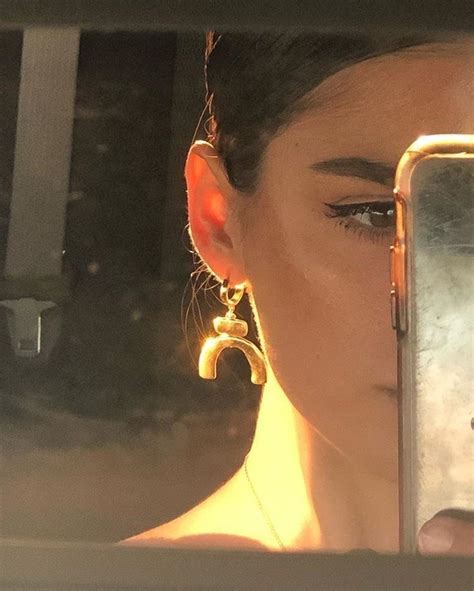 Earrings In 2020 Mirror Selfie Poses Aesthetic Girl Photo