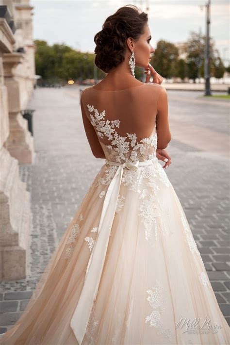 Nur weil sie die zurückhaltende art von braut sind, heißt das nicht, dass sie nicht den kopf verdrehen können. 50 Beautiful Lace Wedding Dresses To Die For | Deer Pearl ...