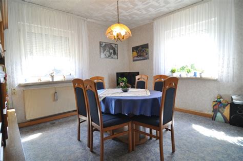 Das im jahre 1958 massiv errichtete zweifamilienhaus besitzt eine wohnfläche von ca. VERKAUFT -Kleines Haus auf großem Grundstück | VR-Bank ...