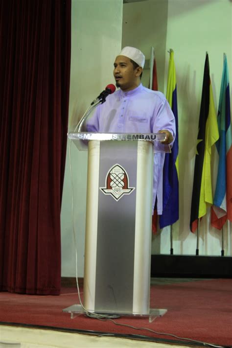 Penghargaan dan sijil akan kepada pelajar 3. Sekolah Menengah Sains Rembau: Program Khatam Al-Quran ...