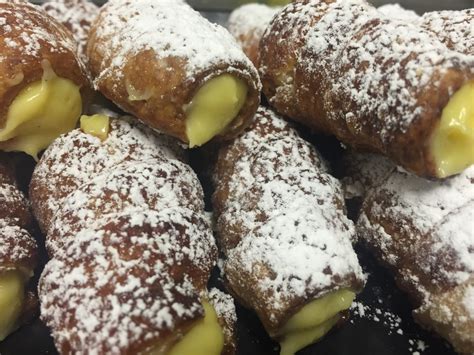 These cannoncini alla crema pasticcera are always present in italy on dessert trays at festive gatherings. Cannoncini - La Fiorida Agriturismo Valtellina Lago di Como