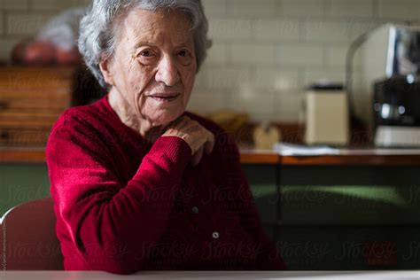 grandma posing as a model del colaborador de stocksy bianca loðbrók stocksy