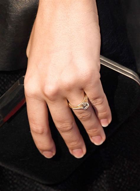 You Need To See This Close Up Of Margot Robbies Engagement Ring Engagement Rings Rings