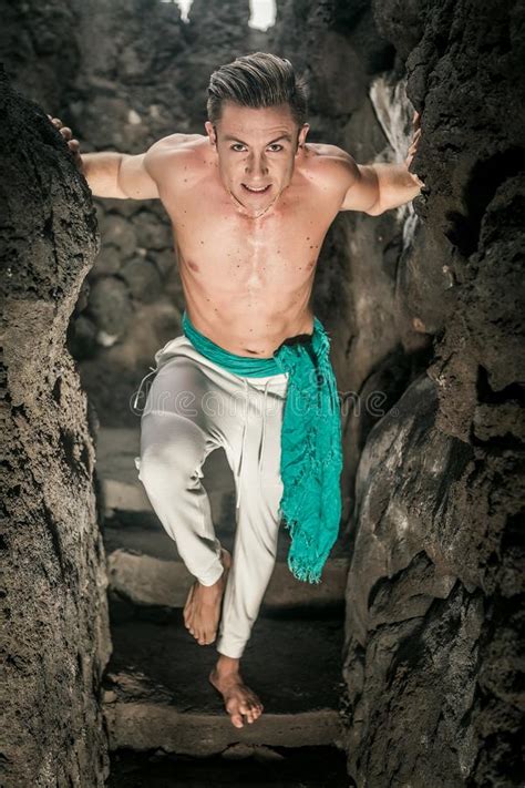 Hombre En Rgico Con Torso Desnudo Levant Ndose De La Cueva Imagen De
