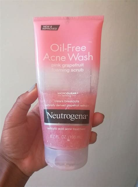The yes to cucumbers wash is formulated with relaxing green tea and soothing cucumbers to make skin softer and smoother while providing some calming shower aromatherapy. Product Review: Does The Neutrogena Oil-Free Acne Wash ...