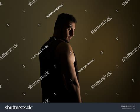 Shirtless Male Model Posing Over Brown Foto Stock Editar Agora My Xxx