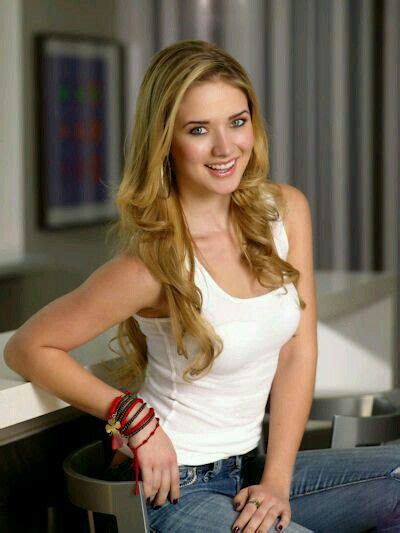 ~kimberly Dos Ramos ~best Known In The Series ~tierra De Reyes ~vv