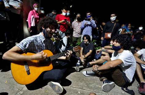 Cientos De Personas Protestan En Un Pueblo De Cuba Contra El Gobierno