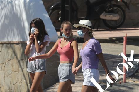 Bego A G Mez Playa Relax Y Compras As Disfruta La Mujer De Pedro S Nchez De Sus Vacaciones