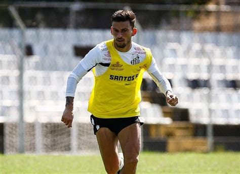 Born in marília, são paulo, lucas lima finished his formation with inter de limeira, joining their youth setup in 2009. Lucas Lima pede para Santos permitir negociação: "espero ...