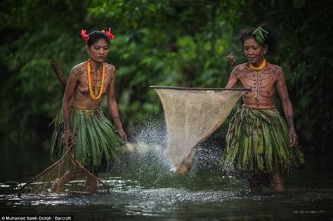The Tattooed Tribe Snaps Follows Daily Lives Of The Mentawai In West Sumatra Indonesia Daily