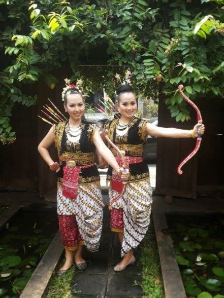 Sementara di sisi kiri sebelum hidung pesawat, gambar tokoh wayang serta tulisan gatotkoco juga masih terawat. 24 Kostum Tari Srikandi, Info Terpopuler!