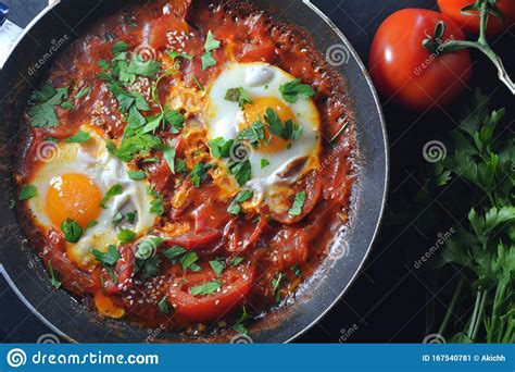 Shakshouka Tradicional Del Este Huevos Atrapados En Salsa De Tomate Imagen De Archivo Imagen