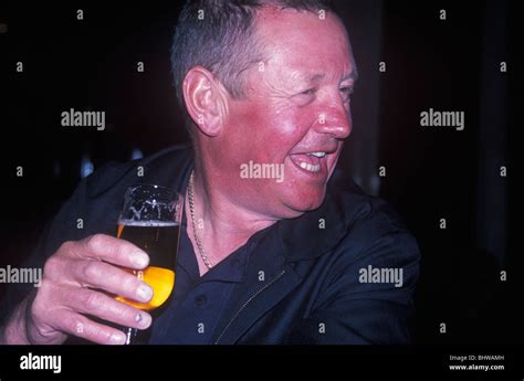 Mann Mit Geleerten Rotes Gesicht Von Alkohol Trinken Lager